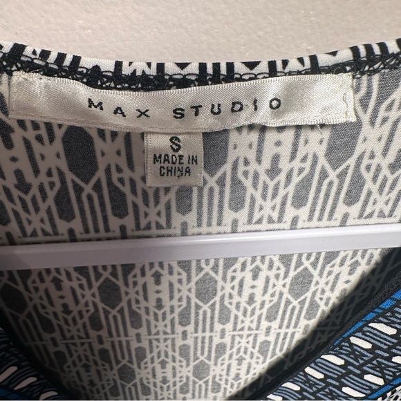 Max Studio V Neck 3/4 Sleeve Geometric Pattern Top Cool, Soft & Stretchy S - Picture 3 of 17